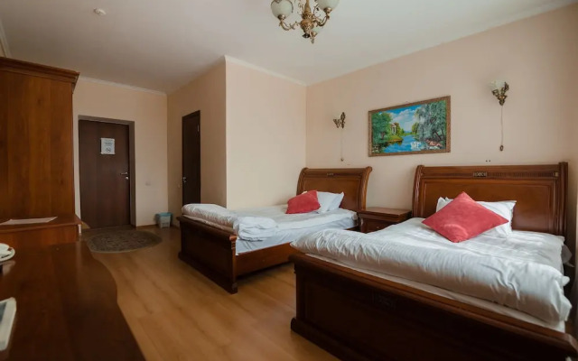 Azat Hotel