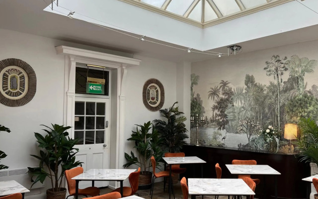 The Warwick Arms Hotel