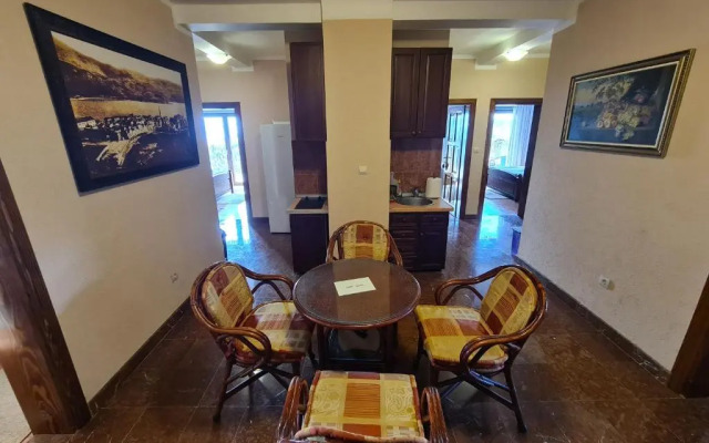 Ante`s Hill House
