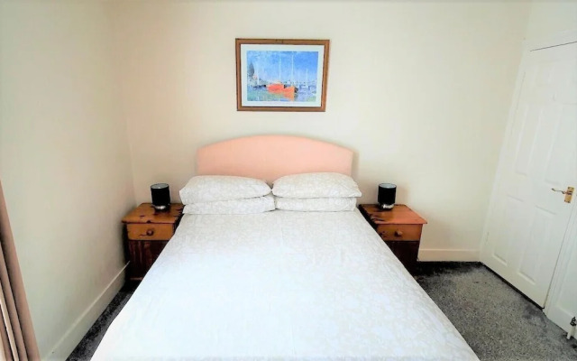 3-bed House With Superfast Wi-fi, DW Lettings 15vr