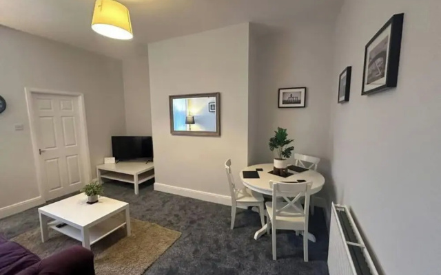 Apartment - Sleeps 3 - Pet Friendly - Parking
