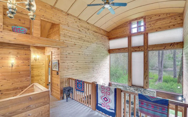 Riverfront Skykomish Cabin w/ Private Hot Tub!