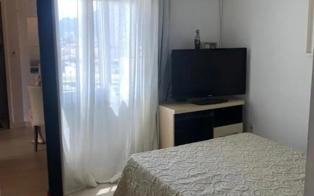Apto 3 dorm completo - 100m Praia - Meia Praia