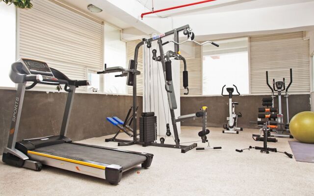 RedDoorz Apartment near Golden City Mall