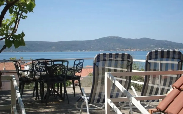 Anna - Free Parking - A2