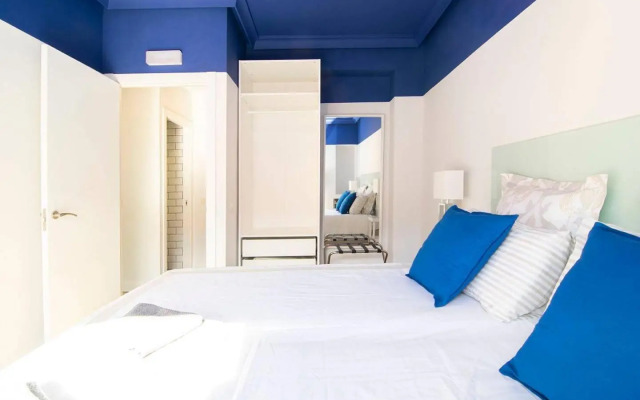 Sunny Apartment at the foot of Royal Palace by Batuecas