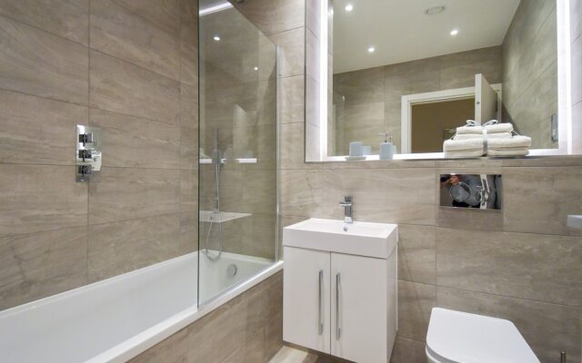Silbury MK City Apartment With Parking