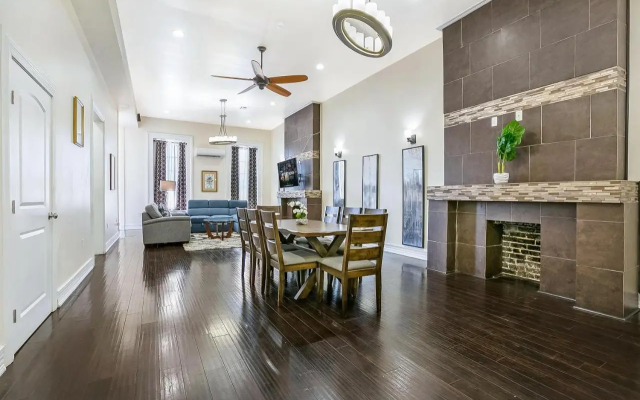 Elegant 4BR Condo in Downtown