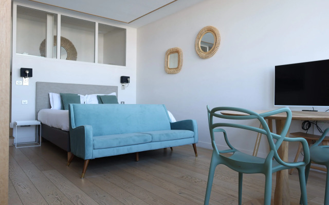 LES SUITES DU PORT by Le Saint Ferdinand