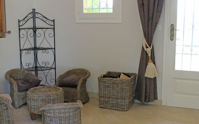 Opulent Villa in Le muy with Swimming Pool