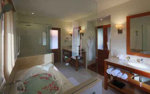 Le Menara Khao Lak beachfront Villa & Resort