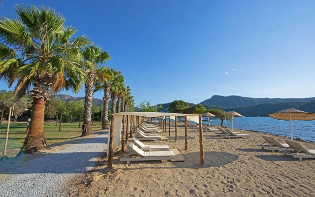 Chillos Beach Hotel & Lounge