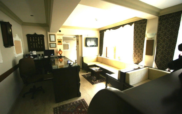 Grand Peninsula Hotel