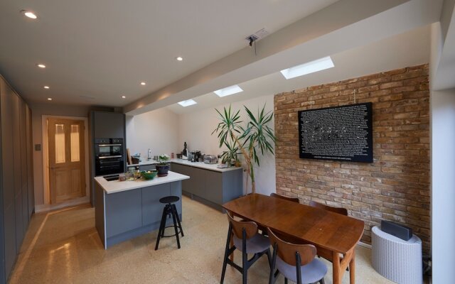 Modern 3 Bedroom House With Garden in Peckham