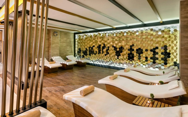B Business Hotel & Spa