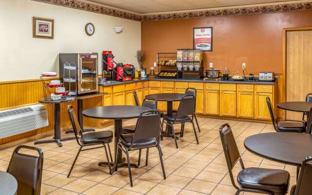 Econo Lodge Inn & Suites Newton