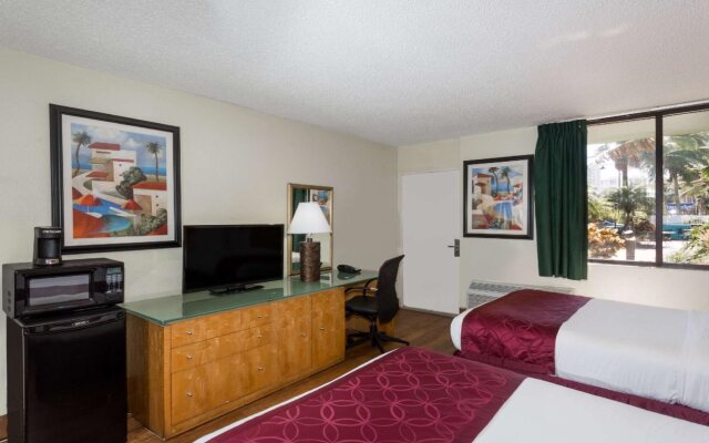 Travelodge by Wyndham Fort Lauderdale Beach