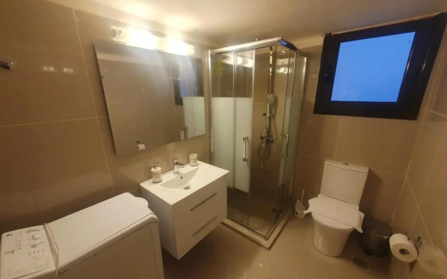 John's Athenian Beauty 45m2 , Metro 7' (Adults Only)