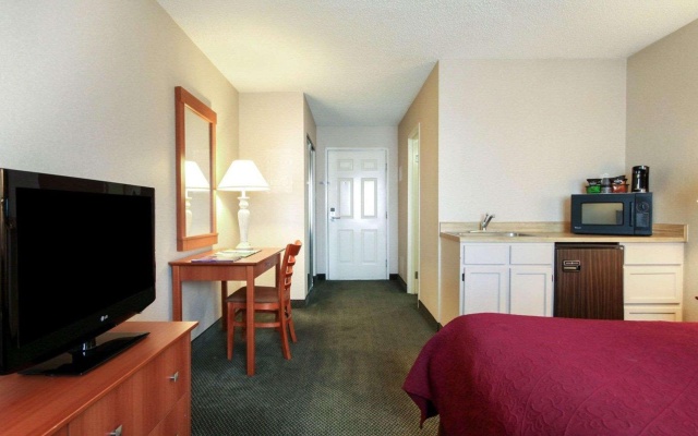 Quality Inn Airport East - Image 6