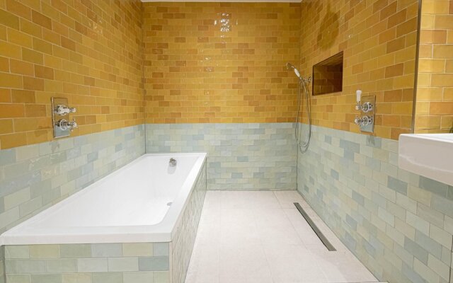Three Bedroom Near Brick Lane by Belvilla