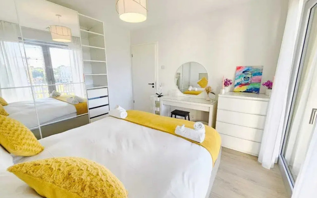 Central 2BR Flat w terrace&parking