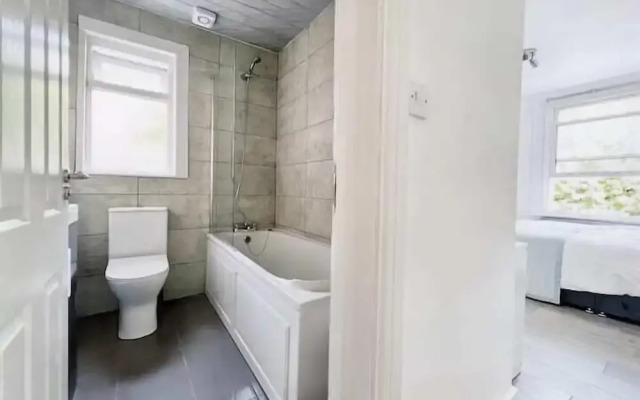 Modern Room in Centrally Located- Room 4