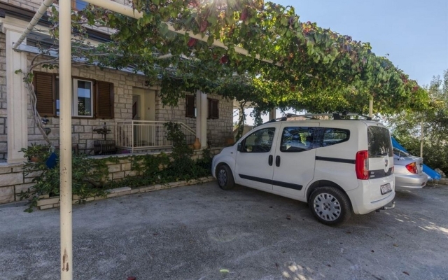 Apartment Lemar - parking and barbecue: A2 ANTIQUE Bol, Island Brac