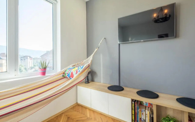 ARTistic & Spacious 2BD Central Apt