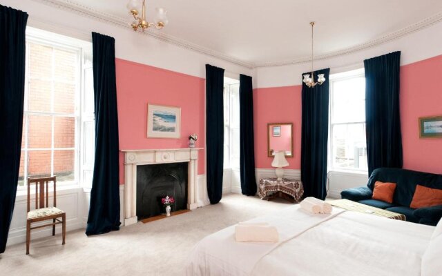 363 Spacious 3 bedroom 18th century property in the city centre