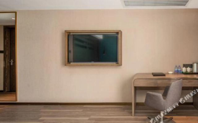 Huiyue Hotel (Guangzhou Baiyun Station Julong Subway Station Branch)