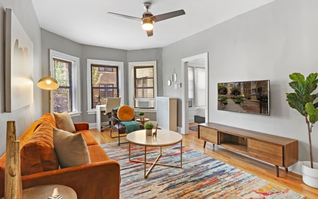 Homey 2BR Apartment in Boystown