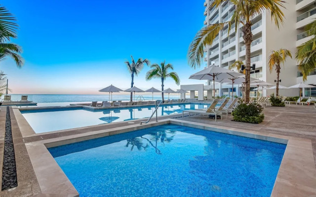 Stunning Beachfront Condo - Sea Views