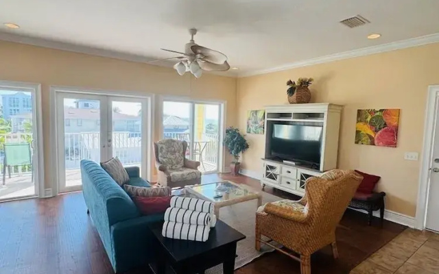 Sans Souci 6 Bedroom Home by RedAwning