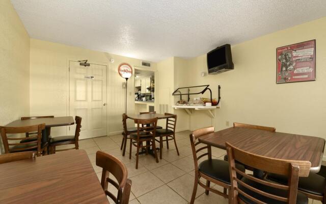 Howard Johnson Express Inn And Suites Lakes Front