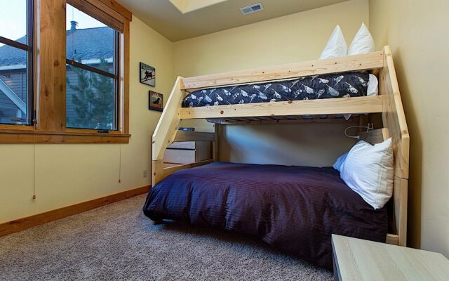 Walk to Main Street by Casago