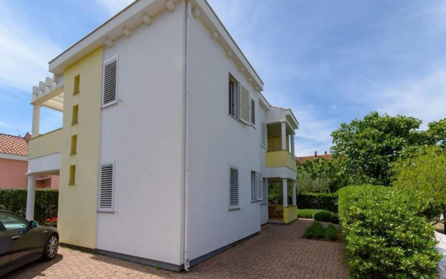 Homely Apartment in Sukošan near Sea