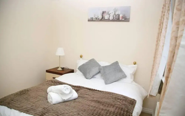 8 Guests - 4 Bedrooms - Parking - Garden