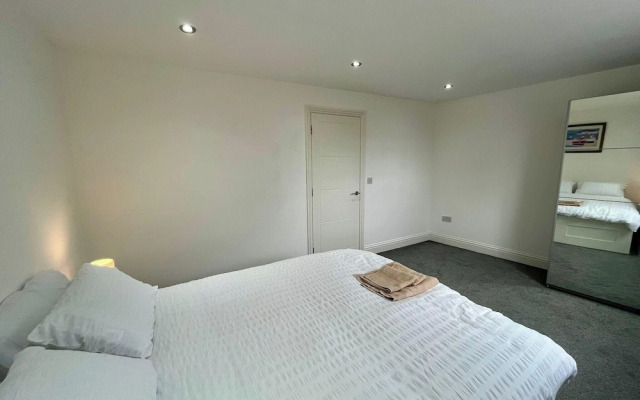 Spacious 4-bed House - Sleeps 11, Garden & Parking