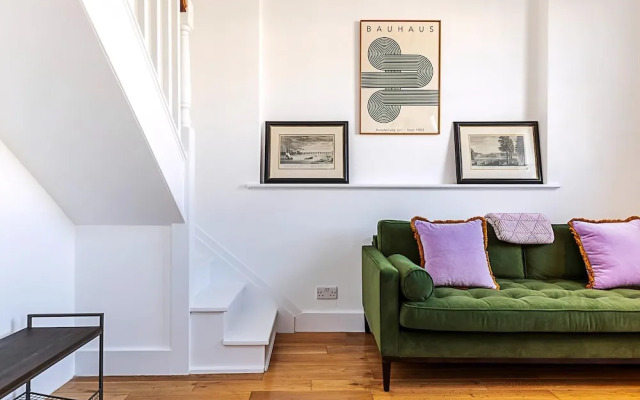Stylish Chelsea Flat With Luxe Comfort & Charm