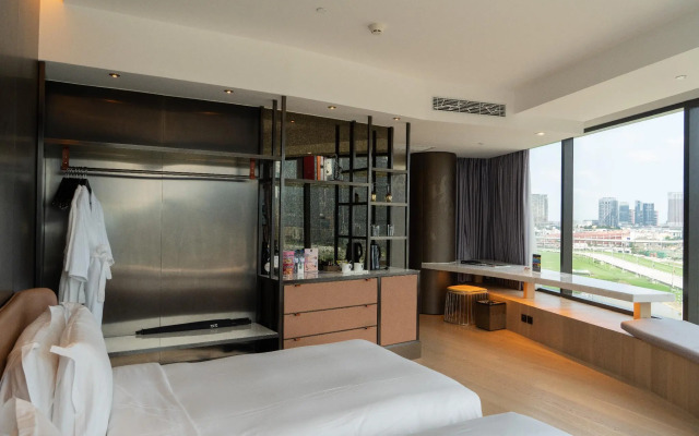 YOHO Hollywood Roosevelt Hotel