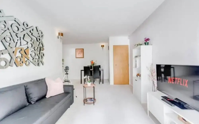 Central London Cosy Apartment With Parking
