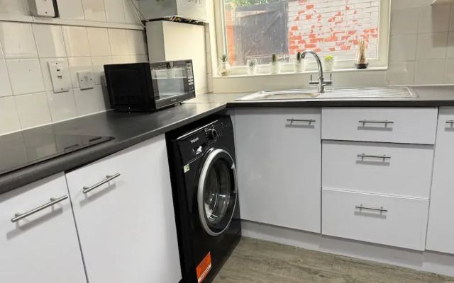 Manchester - House - Sleeps 6 - Parking - Garden