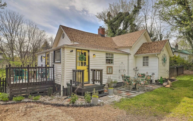 Stylish Woodfin Home w/ Backyard & Fire Pit