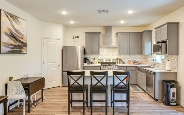Spacious Family Home in Stockton - Pets Welcome! - фото 2
