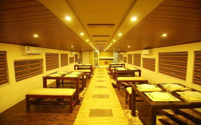 Mass Holidays Houseboat
