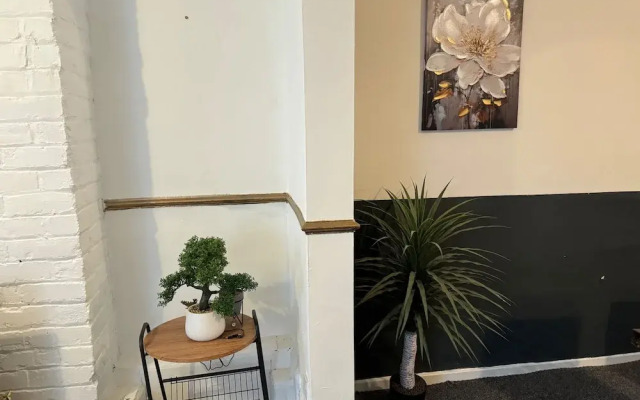 Manchester - House - Sleeps 6 - Parking - Garden