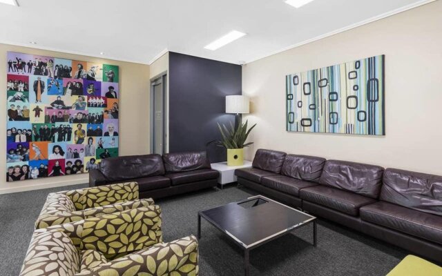 2BR Epic Views CBD 2 Cars Pool Wine Gym Netflix