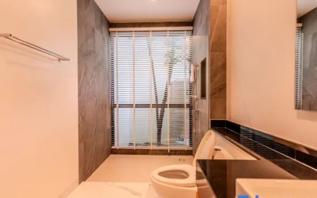 Niva Villa | Modern & Lake View near Phuket town