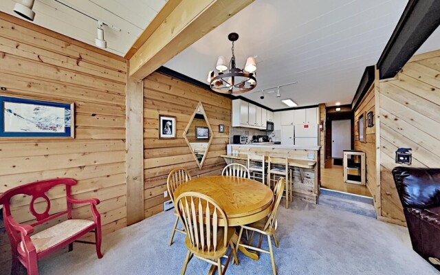 Two Bedroom Units at 1849 Condos with 3 Hot Tubs & Slopeside