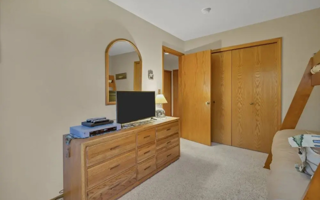 8 Crag Home with Private Indoor Hot Tub, Bike is Provided for Outdoor Activities by RedAwning